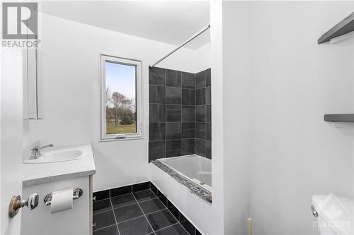 21944 Main Street, North Glengarry (721 - North Glengarry (Lochiel) Twp), ON - Indoor Photo Showing Bathroom