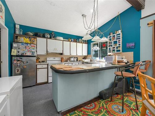 2011 / 2009 Idlemore Rd, Sooke, BC - Indoor Photo Showing Kitchen