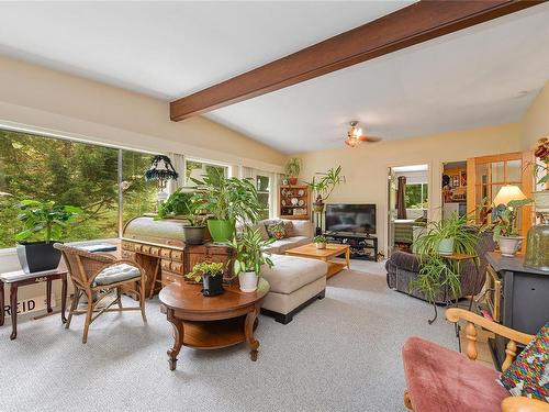 2011 / 2009 Idlemore Rd, Sooke, BC - Indoor Photo Showing Living Room