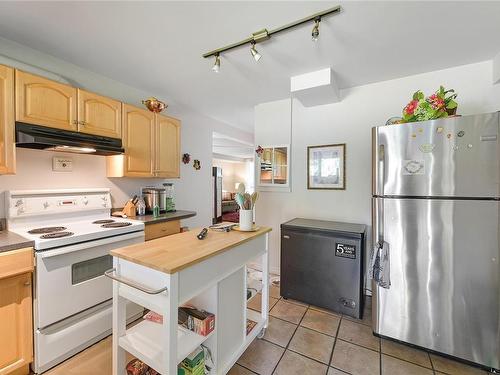 2011 / 2009 Idlemore Rd, Sooke, BC - Indoor Photo Showing Kitchen