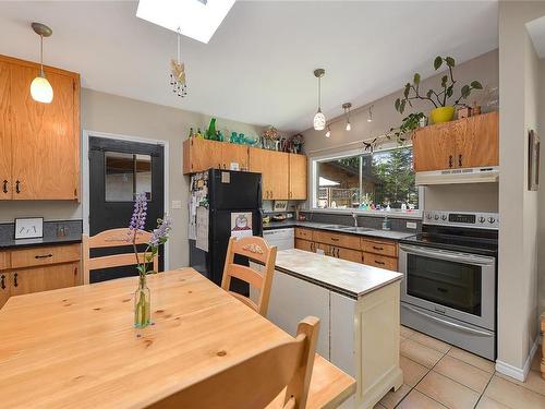 2011 / 2009 Idlemore Rd, Sooke, BC - Indoor Photo Showing Kitchen