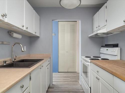 416-1600 Dufferin Cres, Nanaimo, BC - Indoor Photo Showing Kitchen With Double Sink