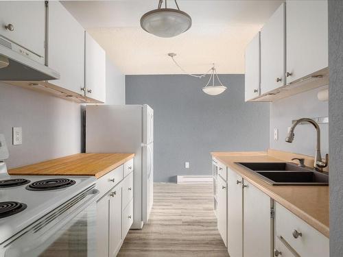 416-1600 Dufferin Cres, Nanaimo, BC - Indoor Photo Showing Kitchen With Double Sink