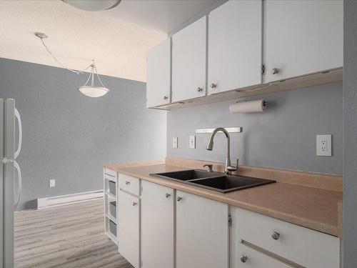 416-1600 Dufferin Cres, Nanaimo, BC - Indoor Photo Showing Kitchen With Double Sink