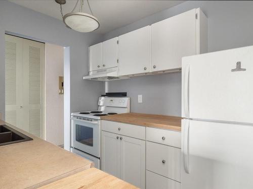 416-1600 Dufferin Cres, Nanaimo, BC - Indoor Photo Showing Kitchen With Double Sink