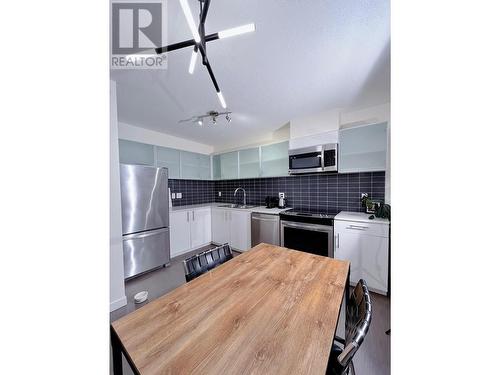 709 66 W Cordova Street, Vancouver, BC - Indoor Photo Showing Kitchen