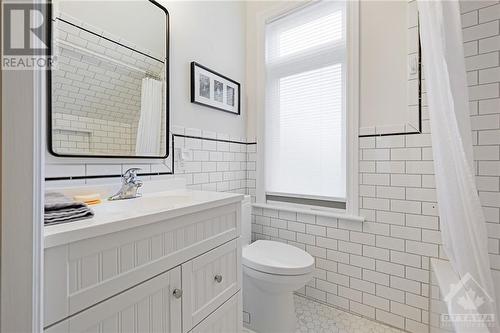 family bathroom - 33 Napoleon Street, Carleton Place, ON - Indoor Photo Showing Bathroom