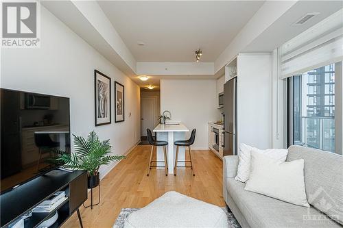 805 Carling Avenue Unit#1301, Ottawa, ON - Indoor Photo Showing Living Room