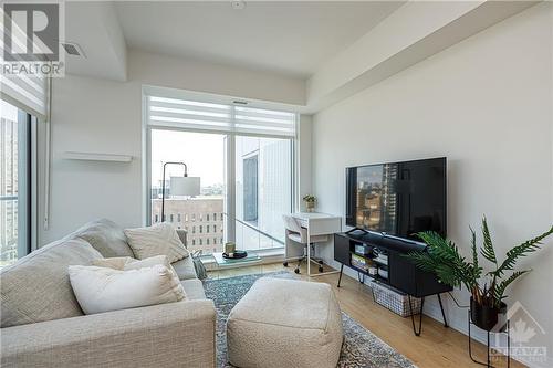 805 Carling Avenue Unit#1301, Ottawa, ON - Indoor Photo Showing Living Room