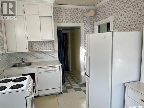 1306 1St Avenue Nw, Moose Jaw, SK - Indoor Photo Showing Kitchen