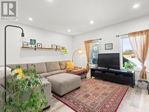 34 Scotia Lane, Whitehorse, YT - Indoor Photo Showing Living Room