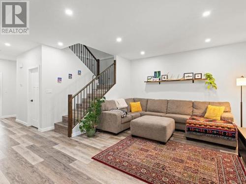 34 Scotia Lane, Whitehorse, YT - Indoor Photo Showing Living Room