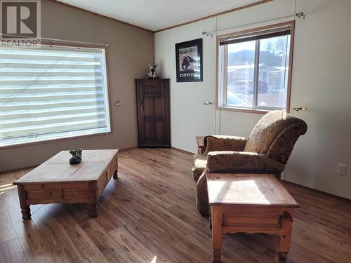 4965 Pine Acres Road Unit# 68, Chase, BC - Indoor Photo Showing Living Room