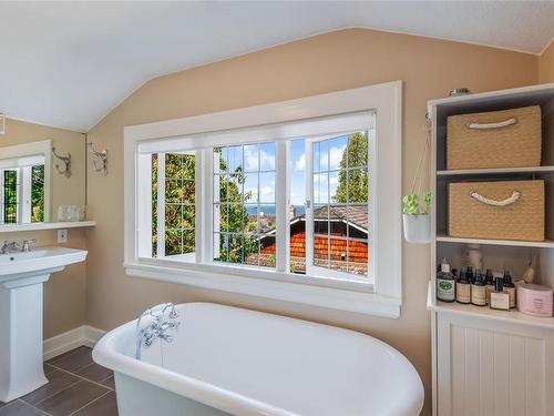 407 Cypress Rd, Qualicum Beach, BC 