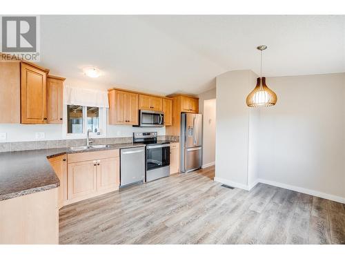 827 Columbia Road, Castlegar, BC - Indoor Photo Showing Kitchen With Double Sink