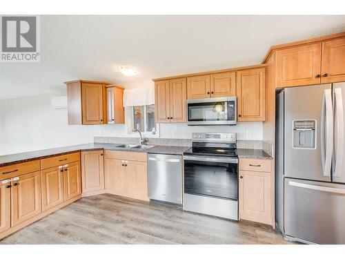 827 Columbia Road, Castlegar, BC - Indoor Photo Showing Kitchen With Double Sink