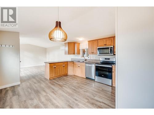 827 Columbia Road, Castlegar, BC - Indoor Photo Showing Kitchen