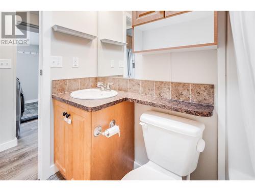 827 Columbia Road, Castlegar, BC - Indoor Photo Showing Bathroom