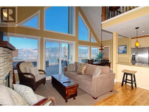 7104 Sante Fe Way Unit# 501, Kelowna, BC - Indoor Photo Showing Living Room