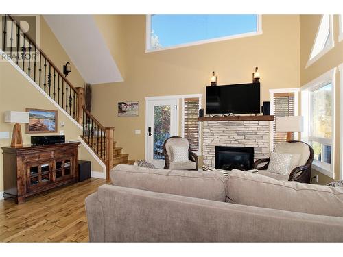 7104 Sante Fe Way Unit# 501, Kelowna, BC - Indoor Photo Showing Living Room With Fireplace