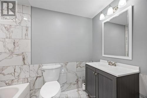 209 Dana Drive, Essex, ON - Indoor Photo Showing Bathroom