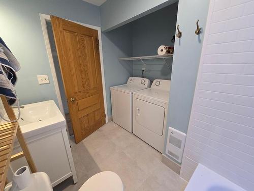 Bathroom - 373 Rue Argyle, Montréal (Verdun/Île-Des-Soeurs), QC - Indoor Photo Showing Laundry Room