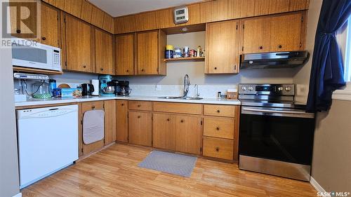 108 Railway Avenue E, Waldeck, SK - Indoor Photo Showing Kitchen With Double Sink