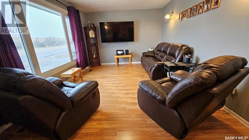 108 Railway Avenue E, Waldeck, SK - Indoor Photo Showing Living Room