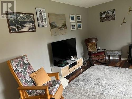 5277 Armstrong Crt, Powell River, BC - Indoor Photo Showing Living Room