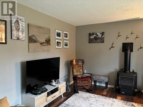 5277 Armstrong Crt, Powell River, BC - Indoor Photo Showing Living Room