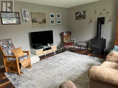 5277 Armstrong Crt, Powell River, BC - Indoor Photo Showing Living Room