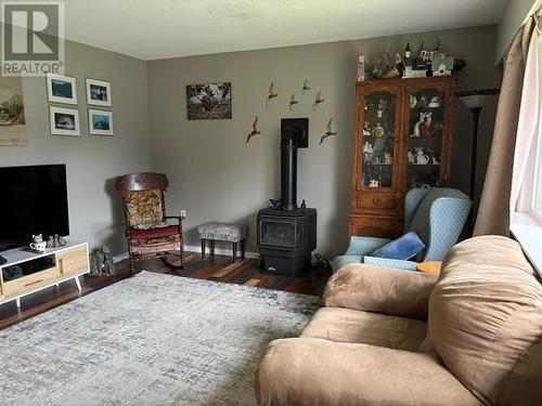 5277 Armstrong Crt, Powell River, BC - Indoor Photo Showing Living Room