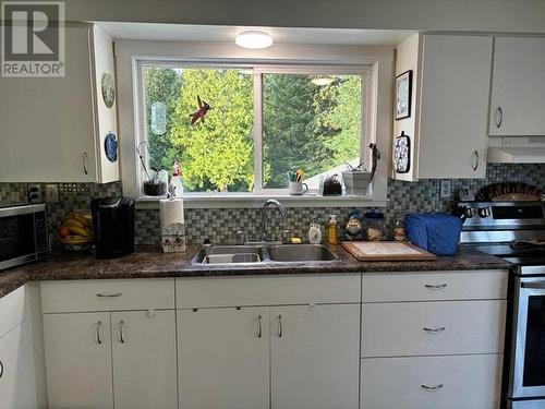 5277 Armstrong Crt, Powell River, BC - Indoor Photo Showing Kitchen With Double Sink