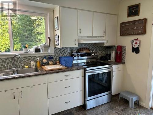 5277 Armstrong Crt, Powell River, BC - Indoor Photo Showing Kitchen With Double Sink