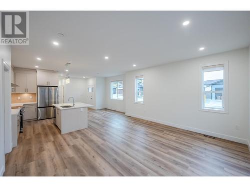 258 Bentgrass Avenue, Oliver, BC - Indoor Photo Showing Kitchen