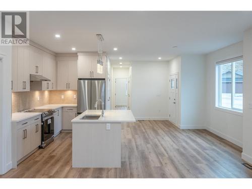 258 Bentgrass Avenue, Oliver, BC - Indoor Photo Showing Kitchen With Stainless Steel Kitchen With Upgraded Kitchen