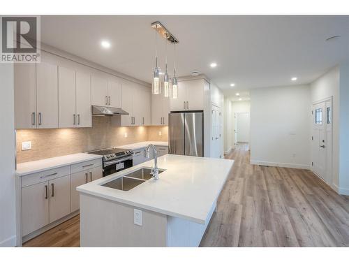 258 Bentgrass Avenue, Oliver, BC - Indoor Photo Showing Kitchen With Stainless Steel Kitchen With Double Sink With Upgraded Kitchen