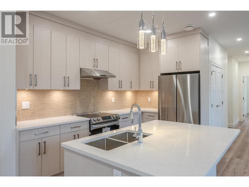 258 Bentgrass Avenue, Oliver, BC - Indoor Photo Showing Kitchen With Stainless Steel Kitchen With Double Sink With Upgraded Kitchen