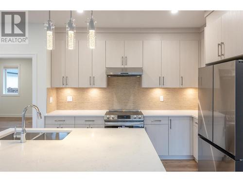 258 Bentgrass Avenue, Oliver, BC - Indoor Photo Showing Kitchen With Stainless Steel Kitchen With Double Sink With Upgraded Kitchen