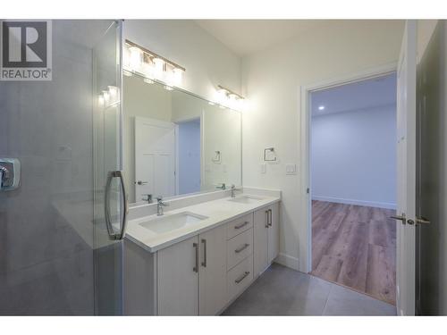 258 Bentgrass Avenue, Oliver, BC - Indoor Photo Showing Bathroom