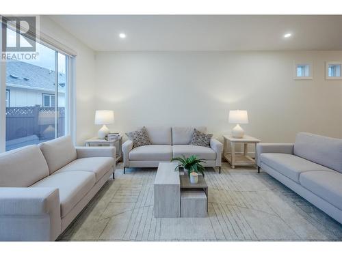 248 Bentgrass Avenue, Oliver, BC - Indoor Photo Showing Living Room