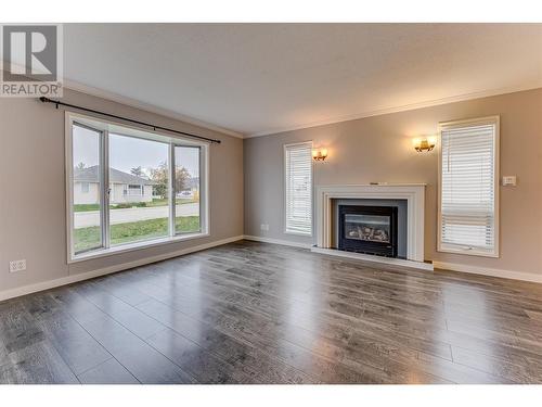 1404 12 Street, Vernon, BC - Indoor Photo Showing Living Room With Fireplace