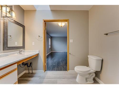 1404 12 Street, Vernon, BC - Indoor Photo Showing Bathroom