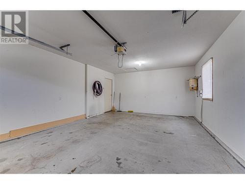 1404 12 Street, Vernon, BC - Indoor Photo Showing Garage