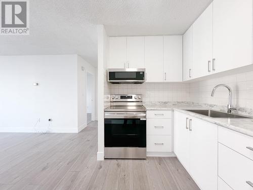 804 145 St. Georges Avenue, North Vancouver, BC - Indoor Photo Showing Kitchen With Upgraded Kitchen