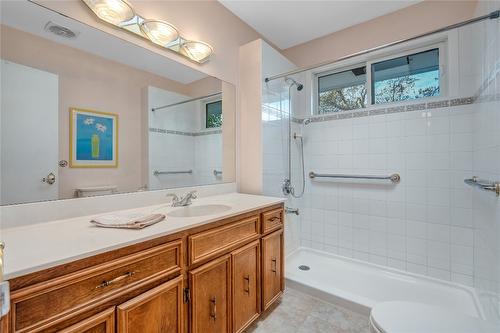 610 Vedette Drive, Penticton, BC - Indoor Photo Showing Bathroom