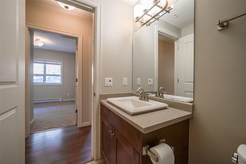 205-3010 35 Street, Vernon, BC - Indoor Photo Showing Bathroom