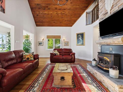 Salon - 5 Rue Norvic, Clarendon, QC - Indoor Photo Showing Living Room With Fireplace