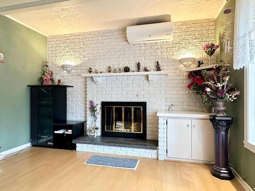 Salon - 1052 Ch. De La Rivière, Val-David, QC - Indoor Photo Showing Living Room With Fireplace