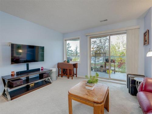 301-3157 Tillicum Rd, Saanich, BC - Indoor Photo Showing Living Room